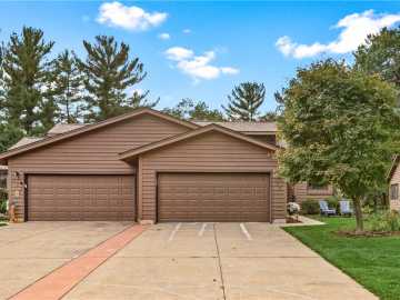 942 Cambridge Court, Altoona