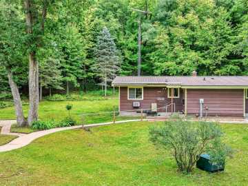 N9278 State Road 25 , Colfax