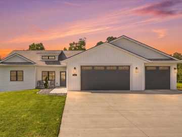 5022 Woodlands Drive, Eau Claire